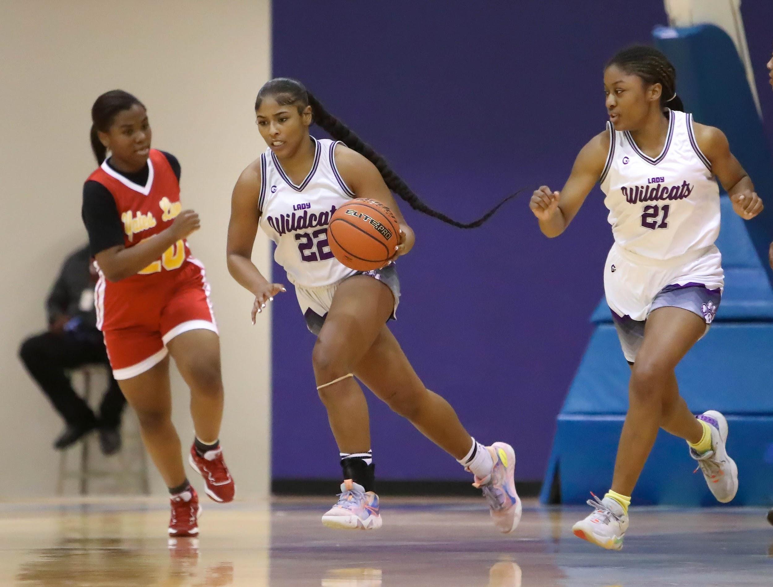 E’lasia Yarbrough (no. 22) dribbles the ball during a recent game. Photo by Jimmie Aggison.