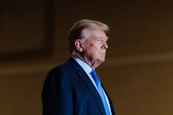 Democratic Senators Demand DOJ Probe Into Trump’s Pardon of Binance Co-Founder CZ Zhao