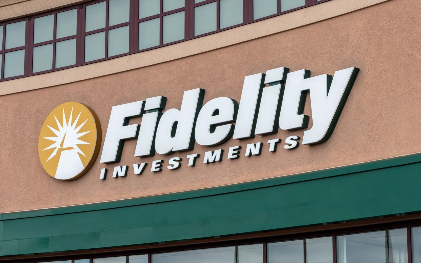 Fidelity’s $898M Ether ETF Moves to Let Investors Earn Staking Rewards