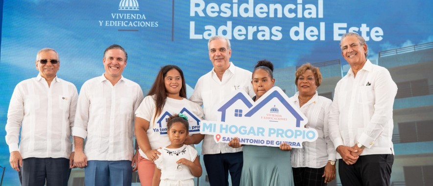 Presidente Luis Abinader entrega 224 nuevos apartamentos que beneficiarán a más de 800 personas en San Antonio de Guerra