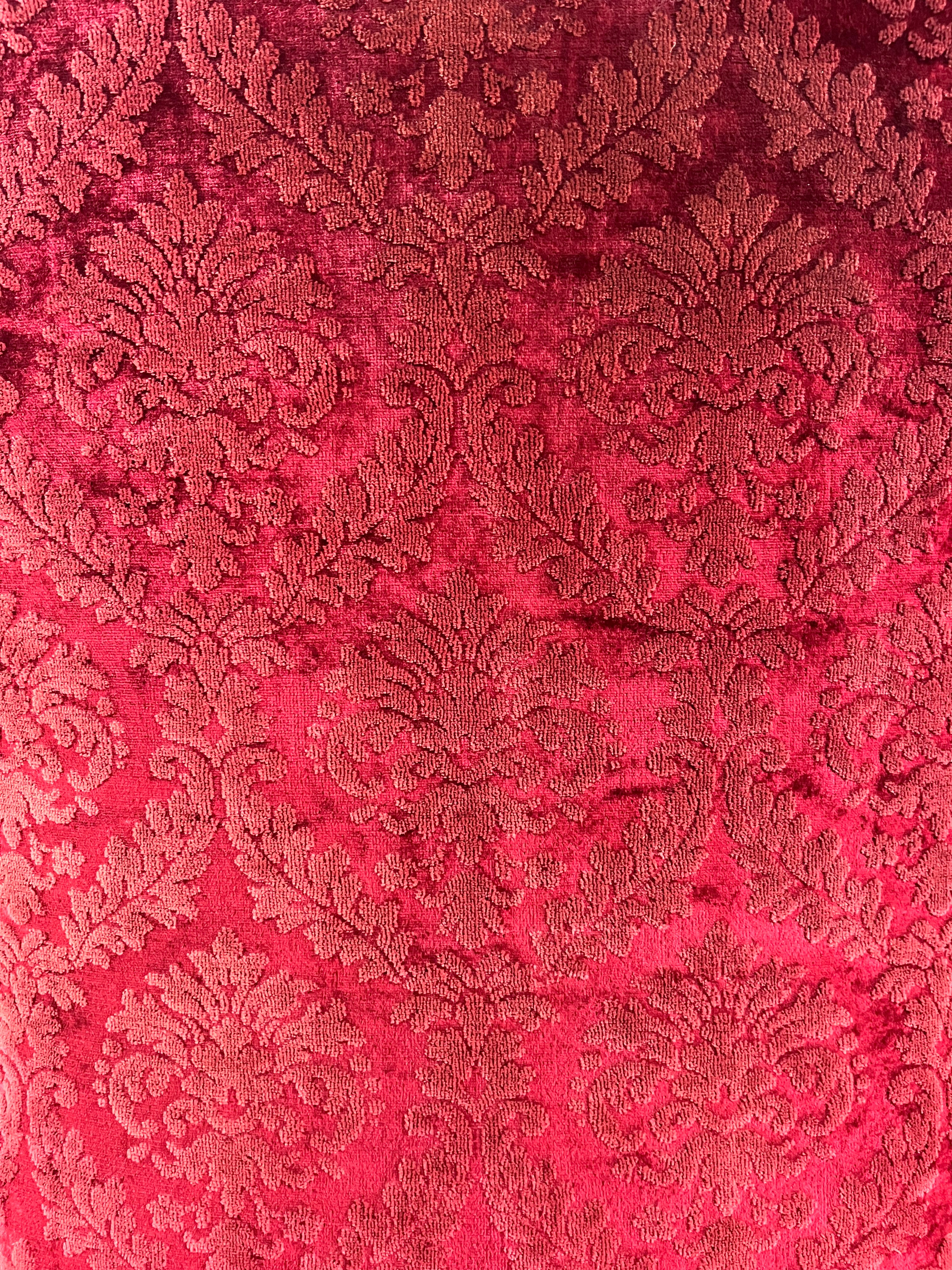 Fotoliu elegant stil Louis XV, lemn masiv și tapițerie damasc roșu Fotolii