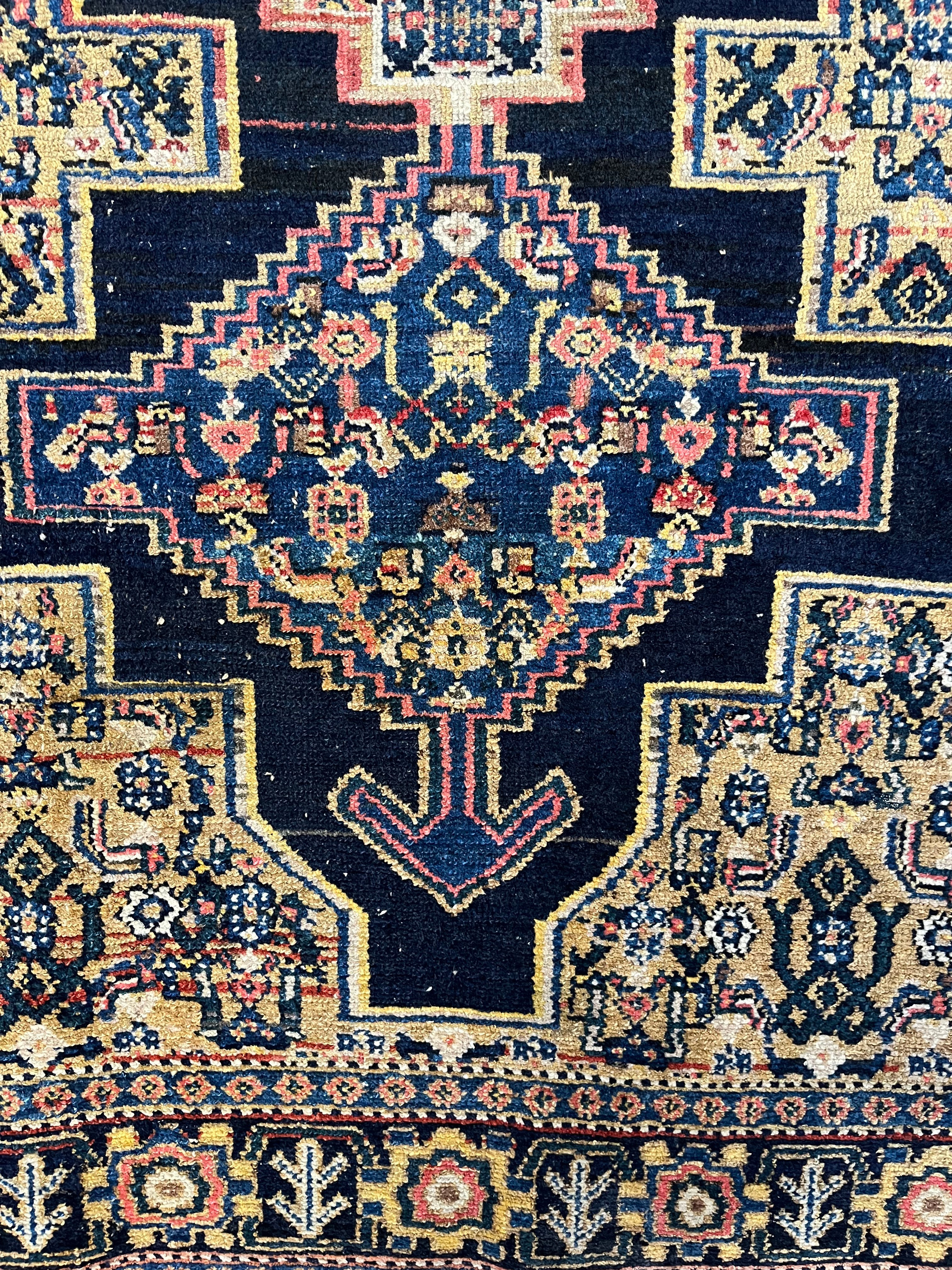 Covor oriental caucazian tip Kazak, lucrat manual, 147 x 110 cm, patină autentică de epocă Covoare