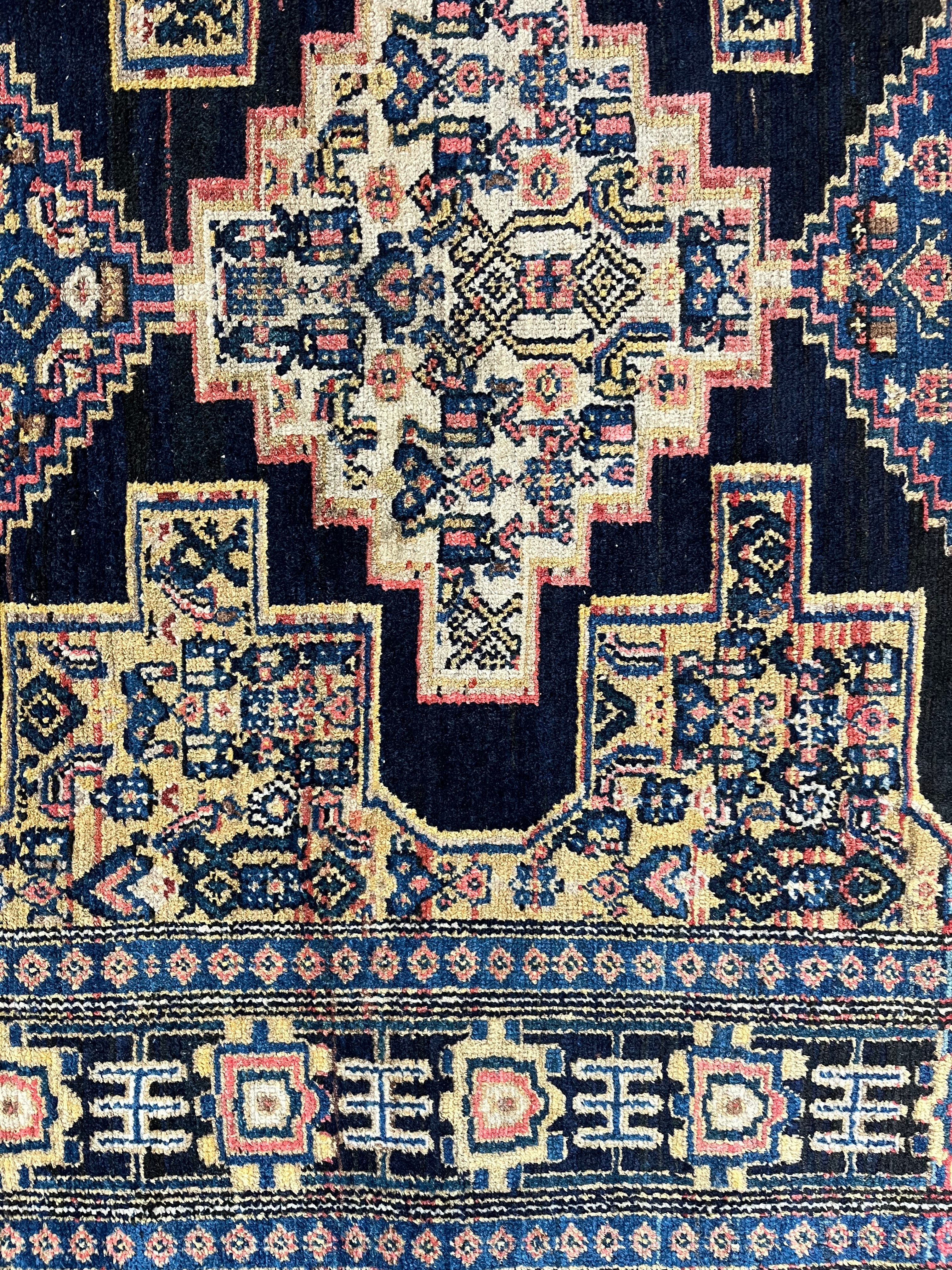 Covor oriental caucazian tip Kazak, lucrat manual, 147 x 110 cm, patină autentică de epocă Covoare