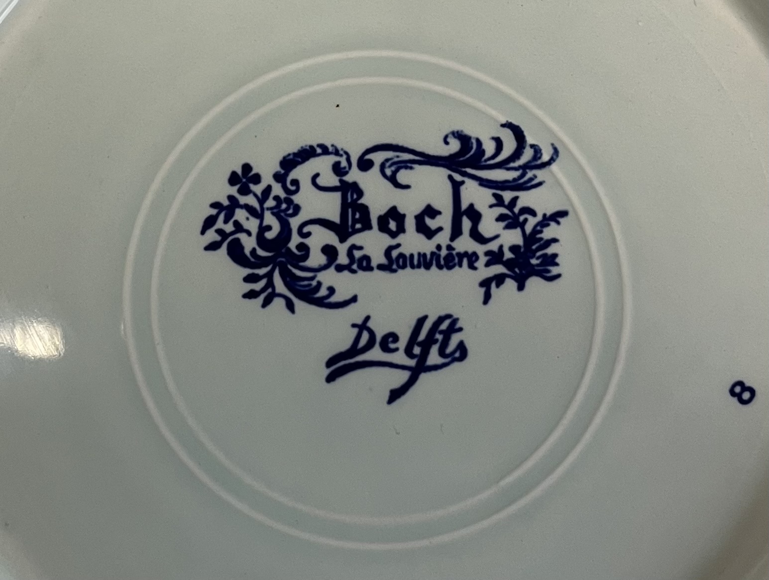 Farfurie decorativă Delft Boch La Louvière – „Bunicuța citind”, porțelan albastru cobalt Decoratiuni