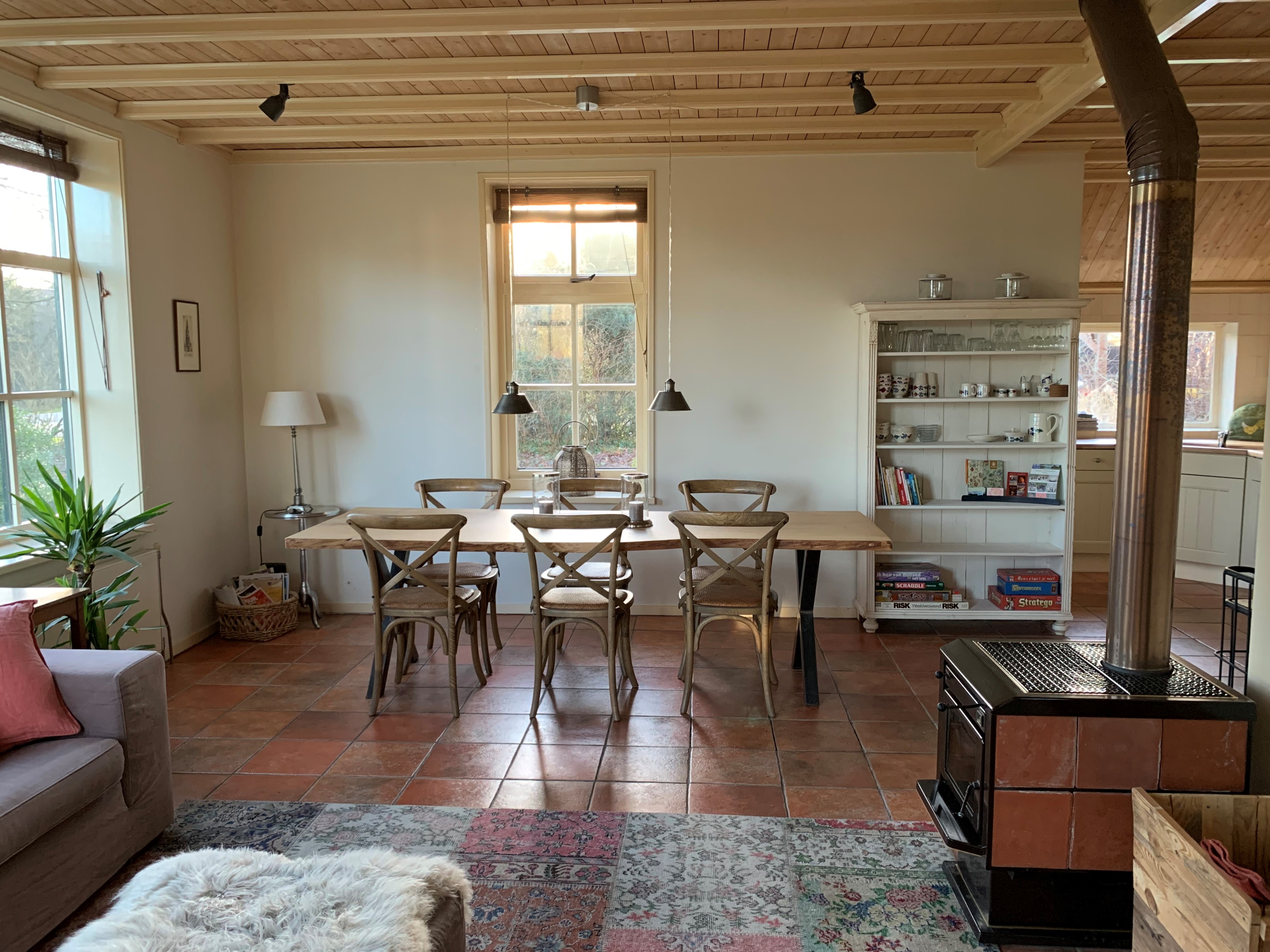 Woon- eetkamer met houtkachel en vloerverwarming
