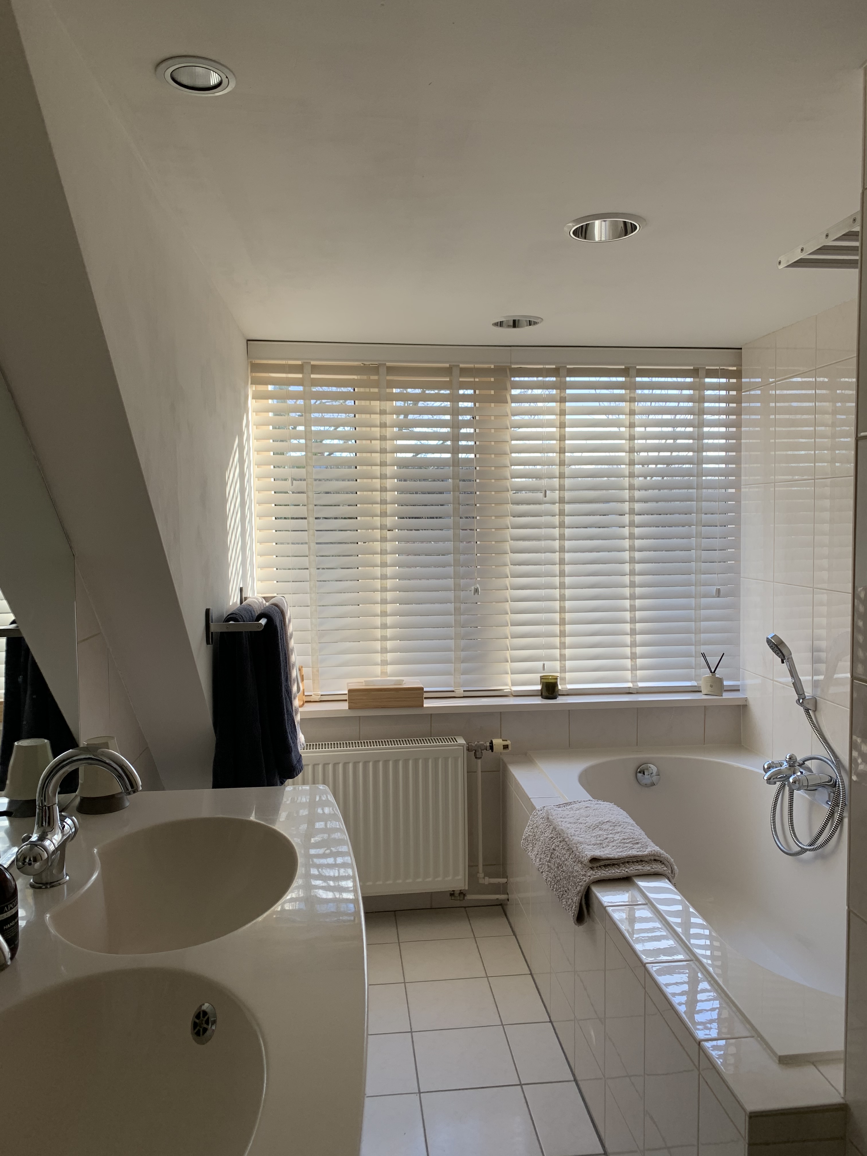 Badkamer met dubbele wastafel, ligbad, douche, vloerverwarming