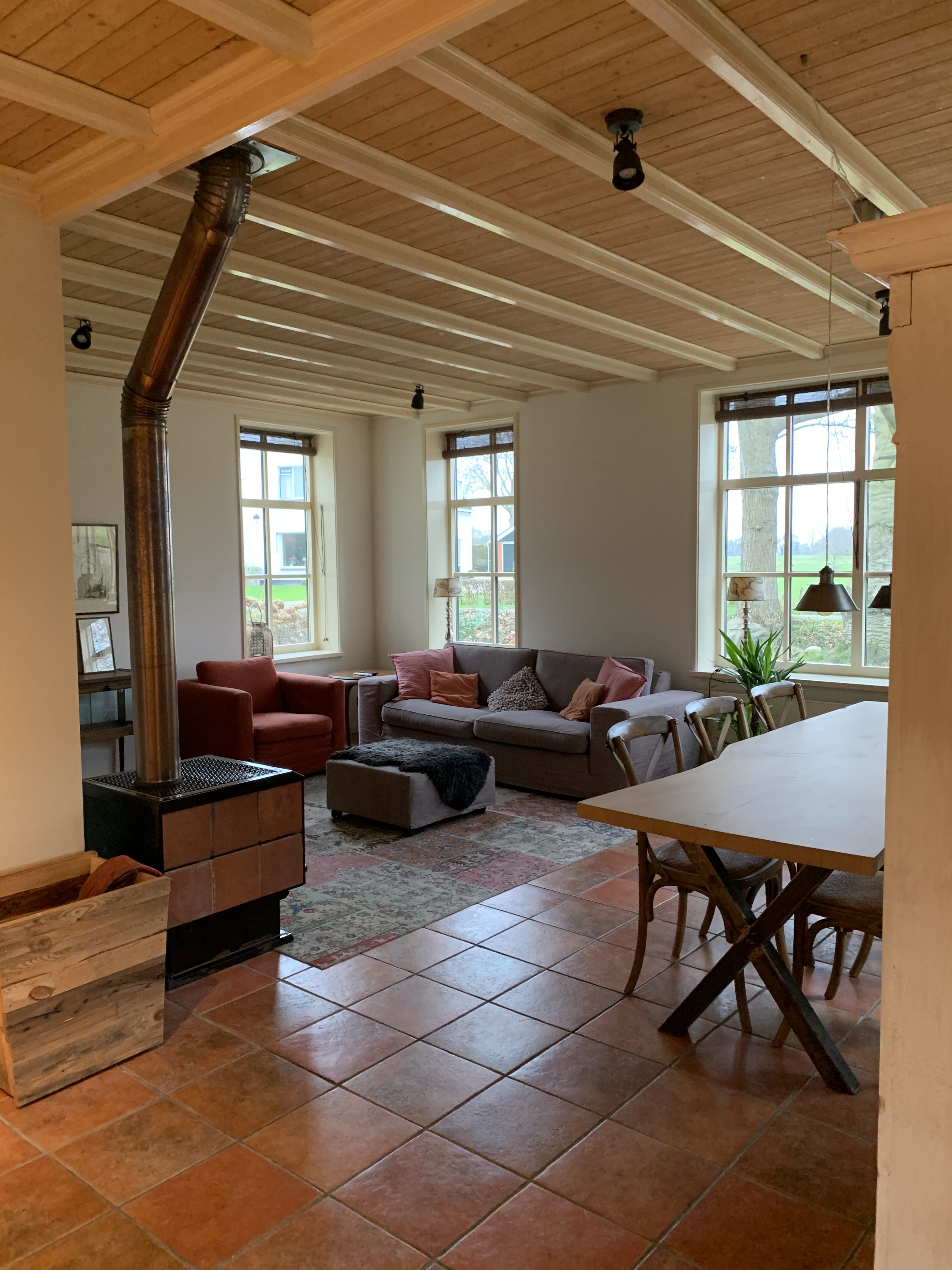 Woon- eetkamer met houtkachel en vloerverwarming