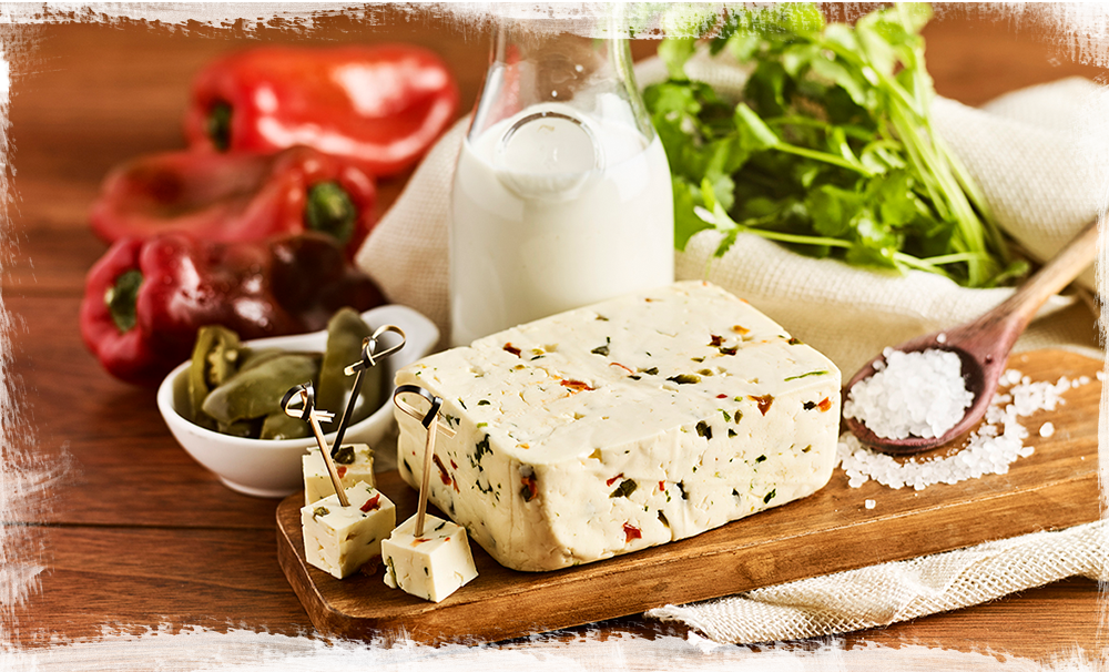 Queso Turrialba Del Guaybal con chile dulce, jalapeño y culantri