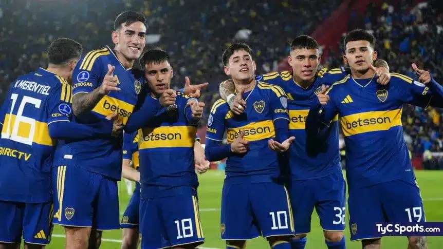 Aranda y Flores celebran juntos con la camiseta de Boca Juniors