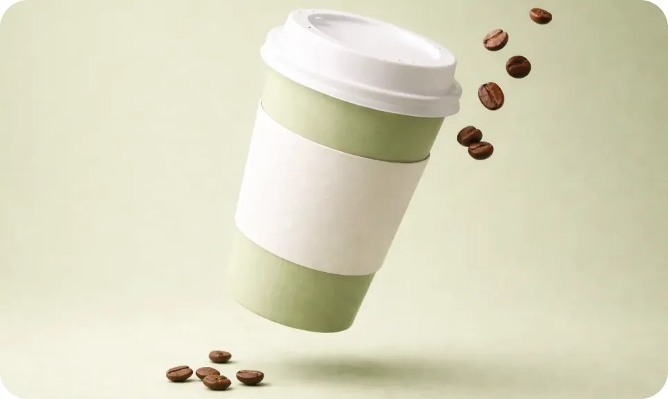 Koffiekopje met zwevende koffiebonen