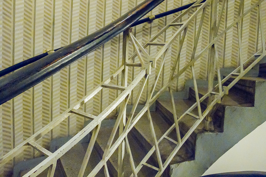Treppengeländer zerfällt in geometrische Flächen und Formen im kubistischen Haus in Prag