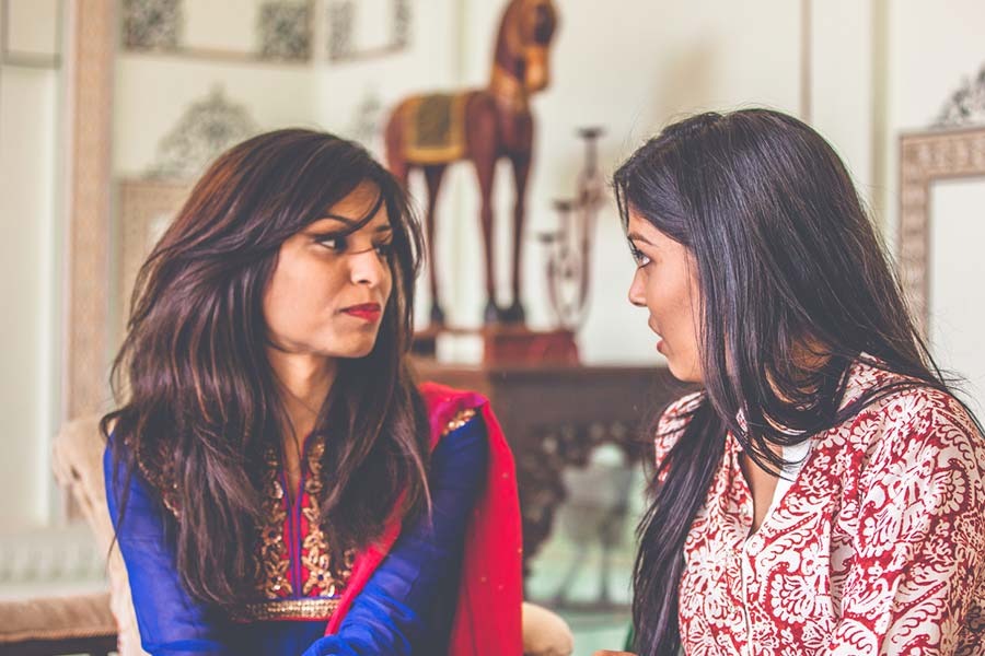 Family Problem : मुझे भाभी के साथ पति का हंसीमजाक करना पसंद नहीं