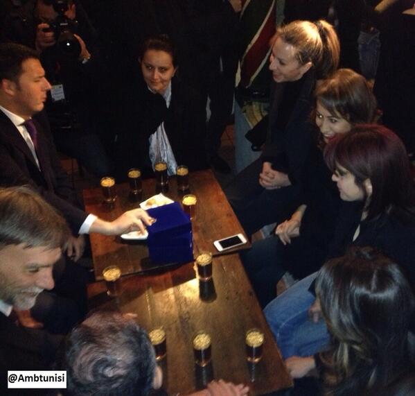 Farah Hached, president of the Democratic Lab' meets, with four other representatives of the civil society, Matteo Renzi, the Prime Minister of Italy. Report in English here: http://watchingtunisia.wordpress.com/2014/03/08/meeting-with-the-prime-minister-matteo-renzi/