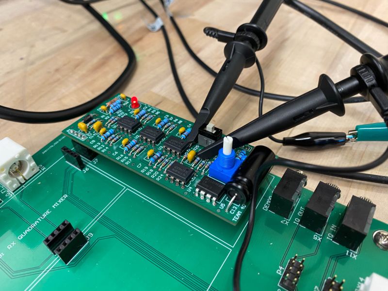 Testing Demodulator And Audio Amplifier - Premium Minimal Wallpaper Gallery - 4K