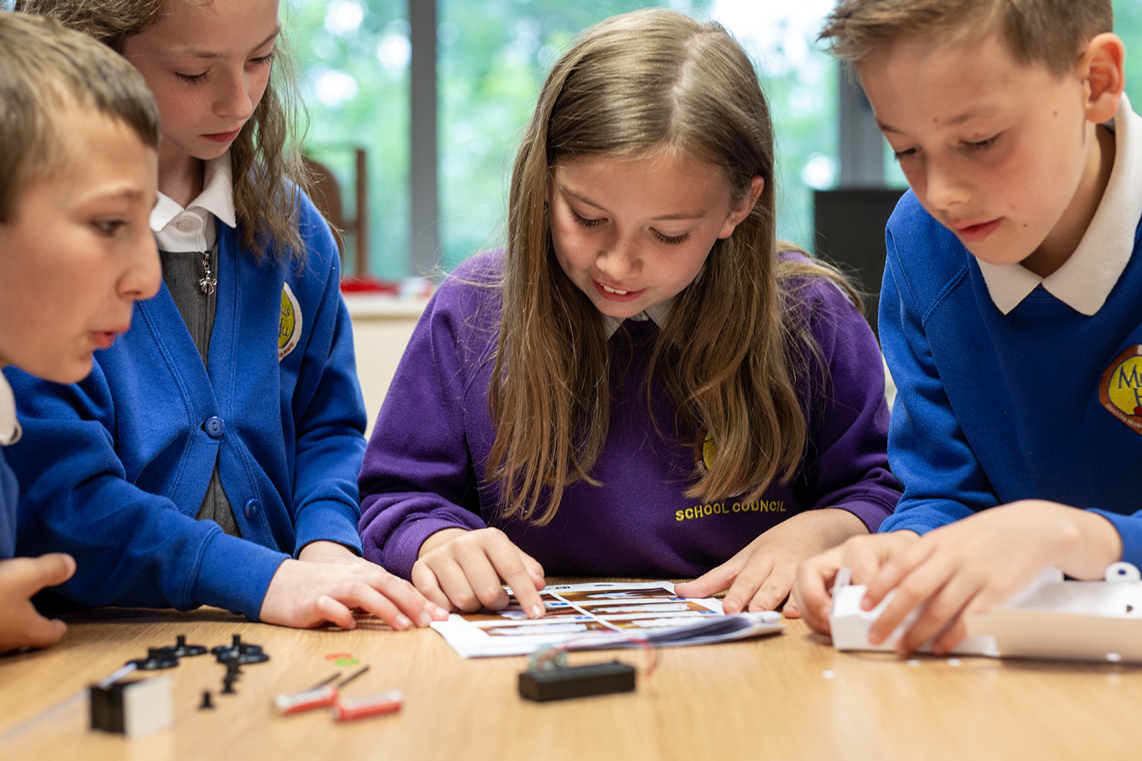 Racing Stem Program For Children - Download Premium Minimal Picture | Ultra HD