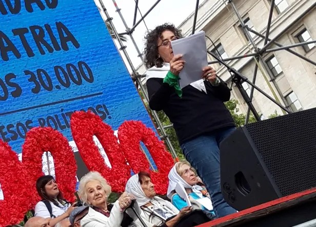 La experta Adriana Taboada lee un documento en un acto de Derechos Humanos (Foto Archivo)