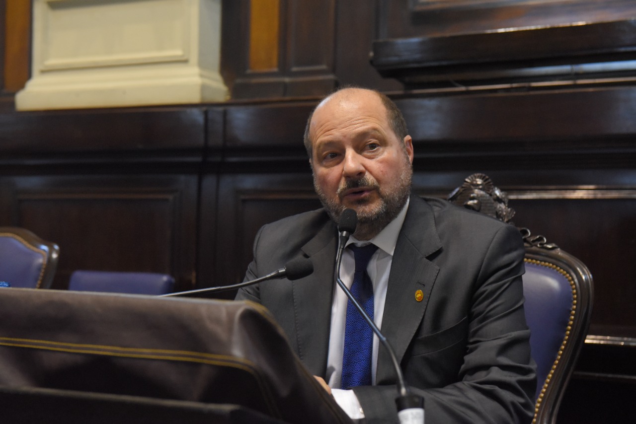 “No podemos repetir errores proponiendo personajes cuyo único mérito sea visitar periódicamente programas de TV o contar con algún padrino político”, dijo Carusso