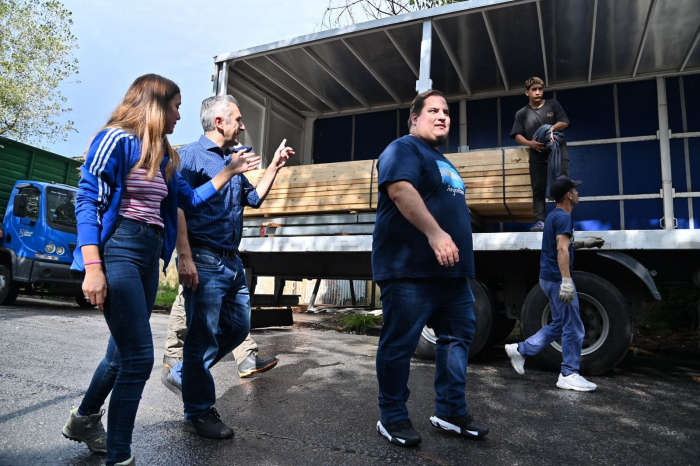 El ministro Larroque supervisa el envío de materiales a municipios afectados. Y la ministra Pettovello mutis por el foro