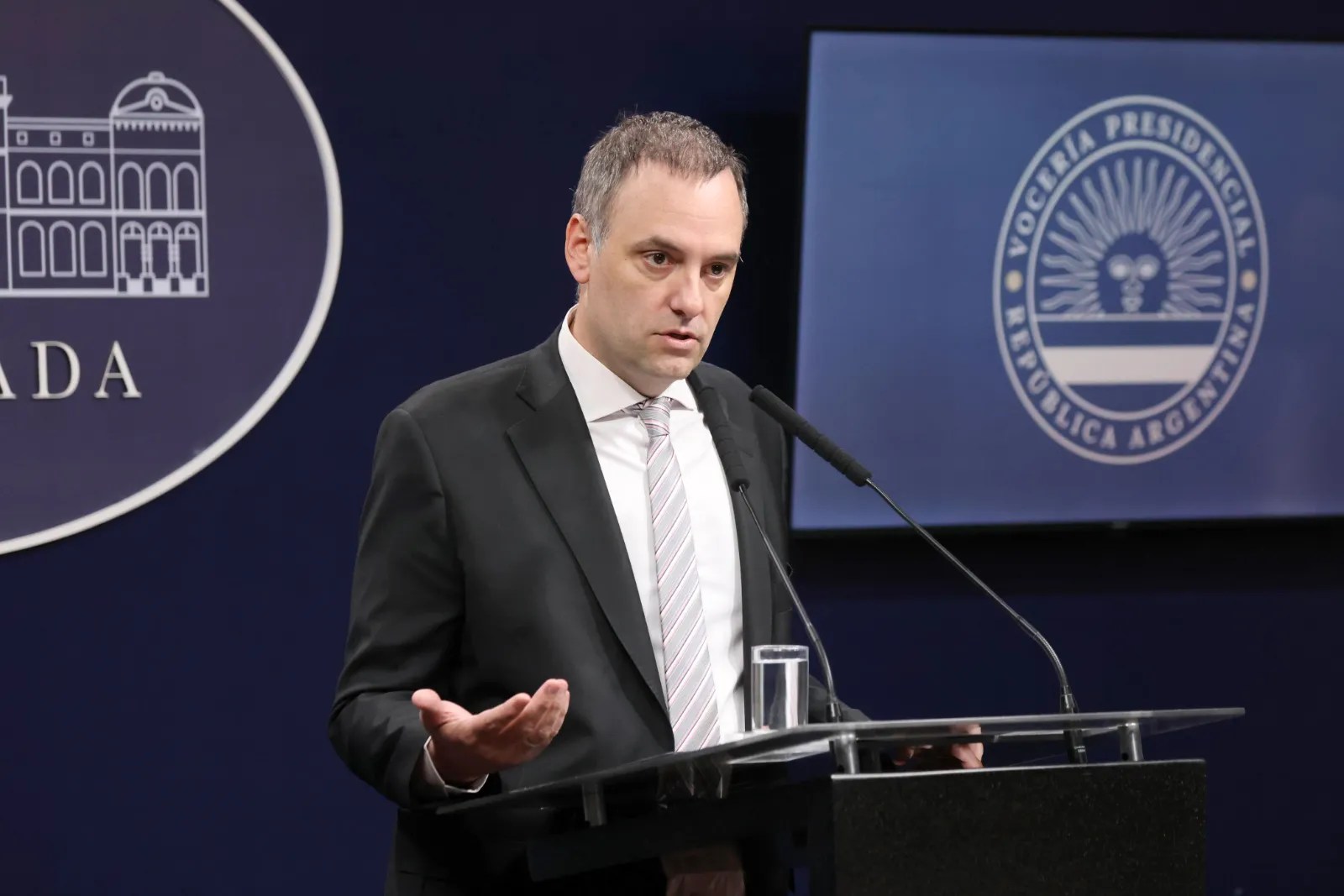 Manuel Adorni encabezó la lista de LLA, y con el 92,99% de las mesas escrutadas, obtuvo el 30,08%; Leandro Santoro, de Es Hora Buenos Aires, obtuvo el 27,41% y Silvia Lospenato, del PRO, el 15,91%