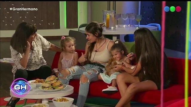 EL EMOTIVO REENCUENTRO DE ROMINA CON SUS HIJAS