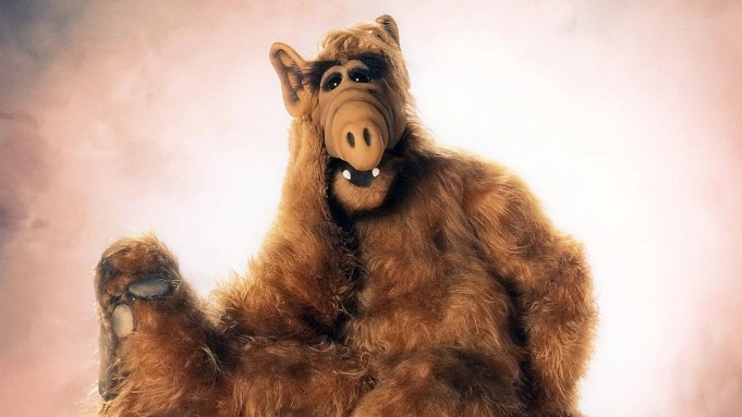 DE LA MANO DE RYAN REYNOLDS LLEGA ALF A LA PANTALLA CHICA
