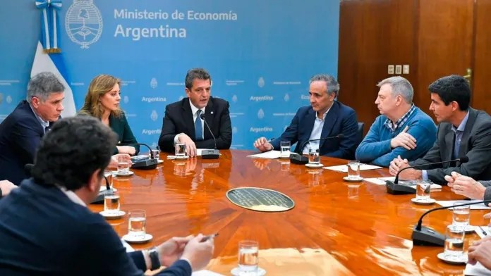 EL GOBIERNO CONGELÓ HASTA OCTUBRE EL AUMENTO DEL COMBUSTIBLE