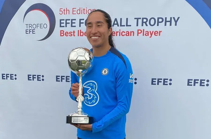 Mayra Ramírez recibe el Trofeo EFE como mejor jugadora Iberoamericana