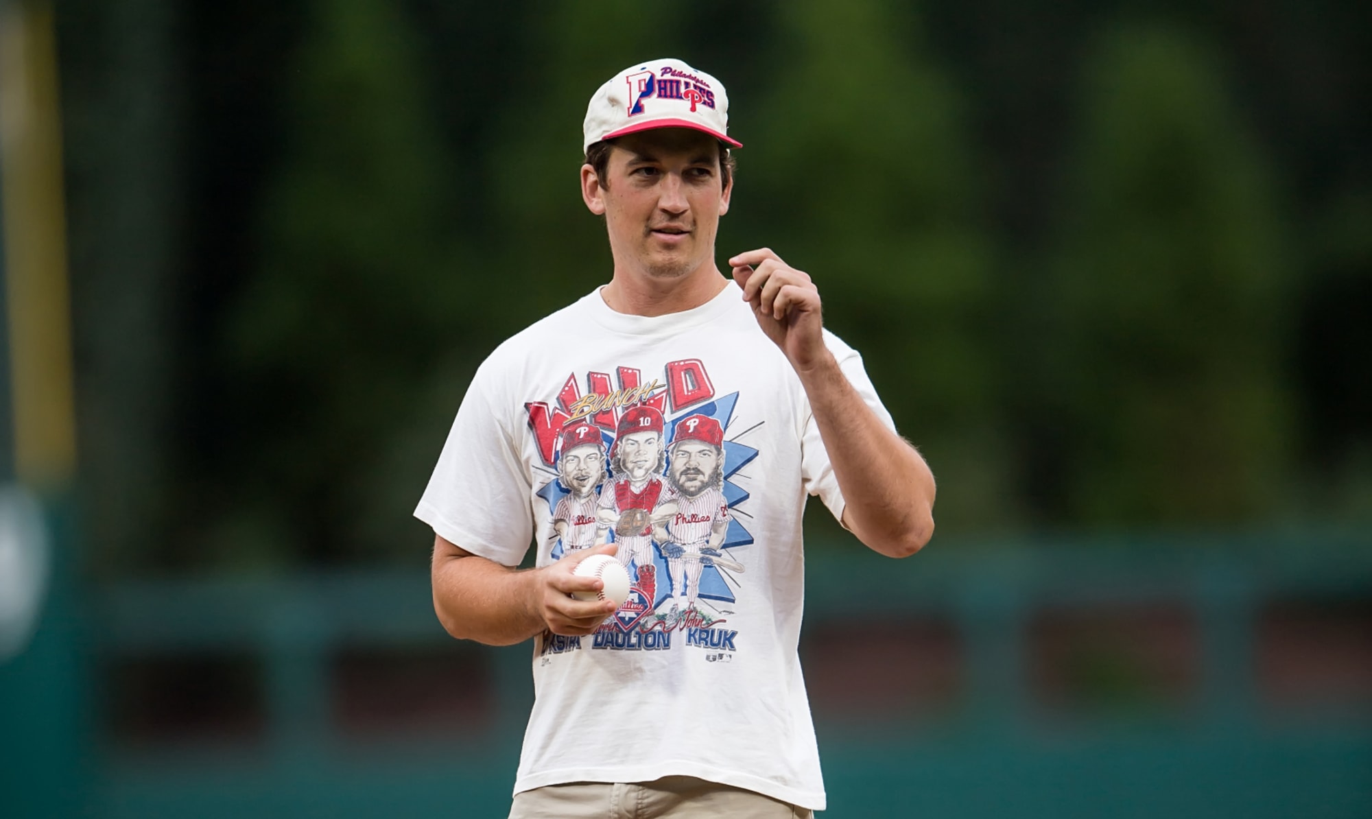 El súper fanático de los Phillies, Miles Teller, se vuelve loco en el