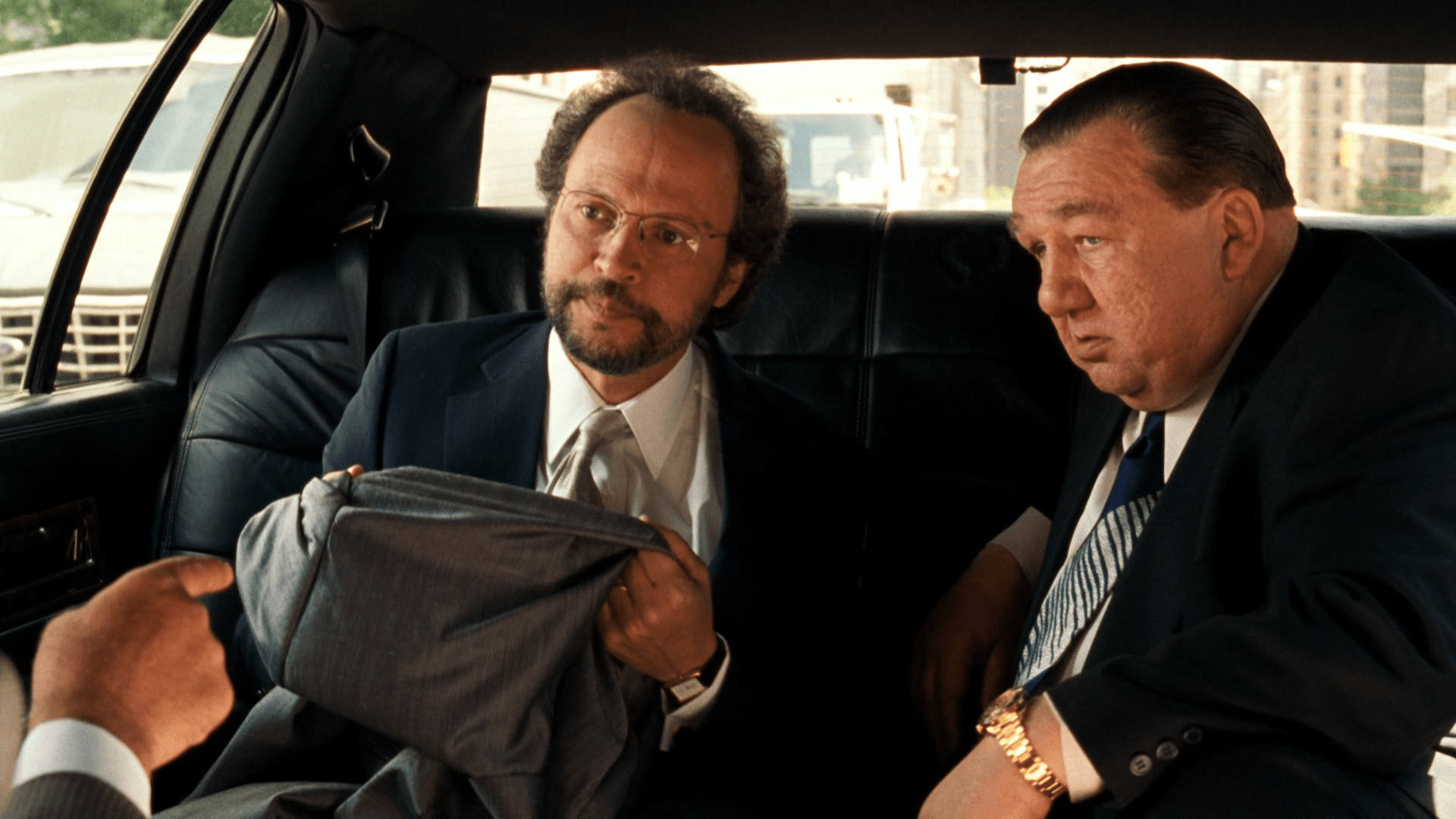 After witnessing a hit on a colleague outside a restaurant (and narrowly escaping the same fate himself, thanks to the need of a toothpick), mob boss paul vitti (de niro) finds himself overcome with panic attacks. Analyze This 1999 Robert De Niro Billy Crystal Classic Movie Review 345 Derek Winnert