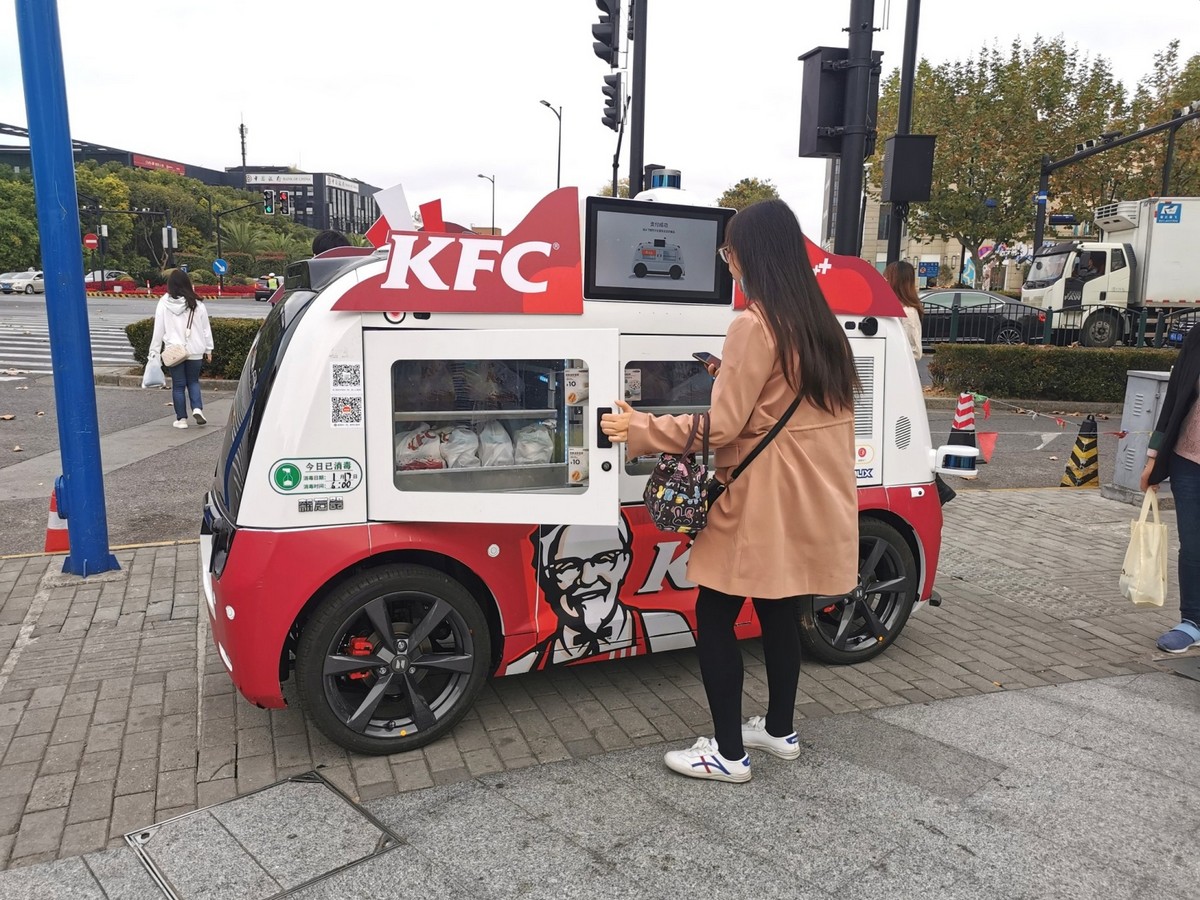 1952 begann er, sein geheimrezept an andere lokale zu … Kfc Lieferroboter In Shanghai Der Letzte Fuhrerscheinneuling