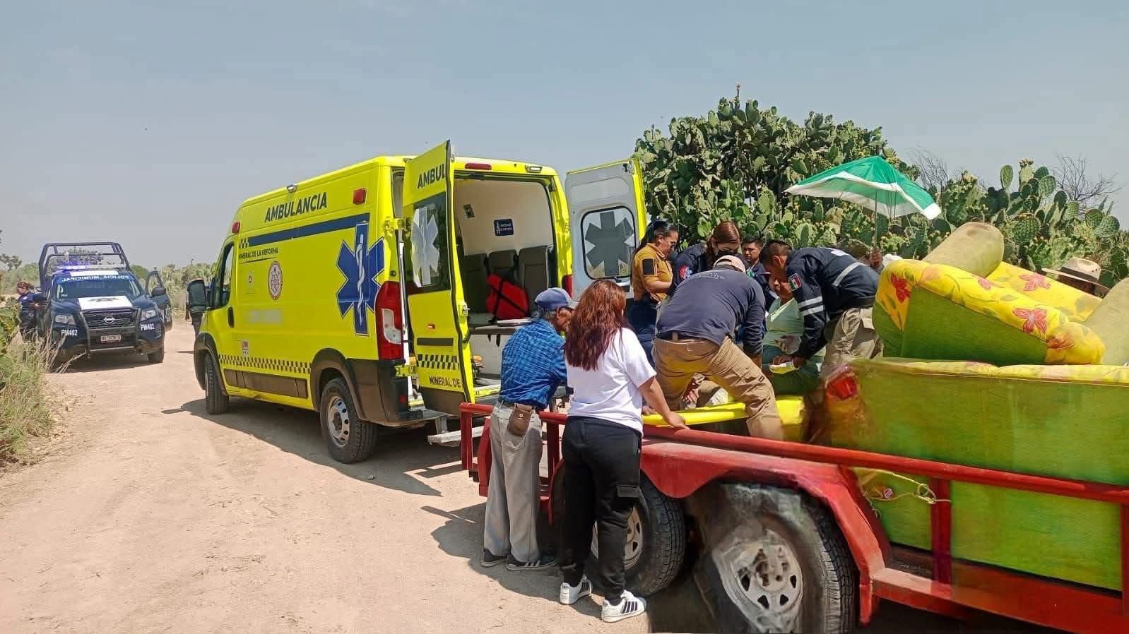 Elementos de emergencia atienden explosión de pirotecnia durante procesión religiosa en Epazoyucan Hidalgo