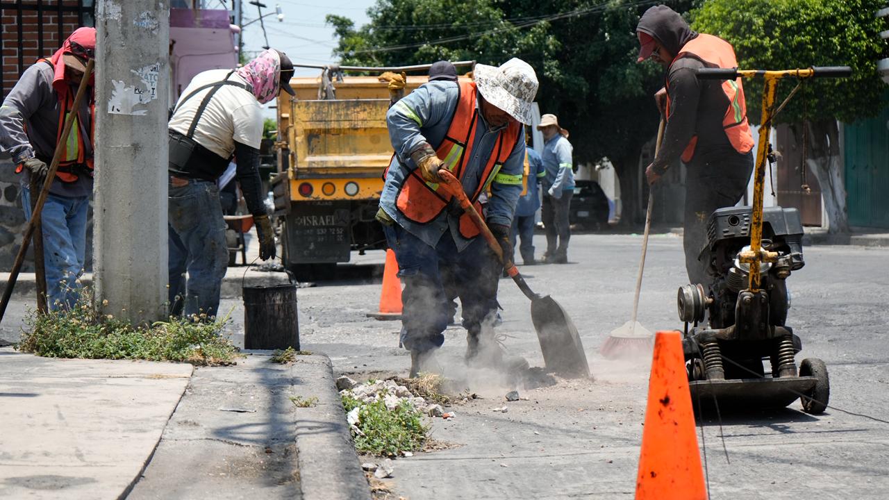 Trabajadores del Ayuntamiento de Cuautla realizan rehabilitación asfáltica en la colonia Morelos