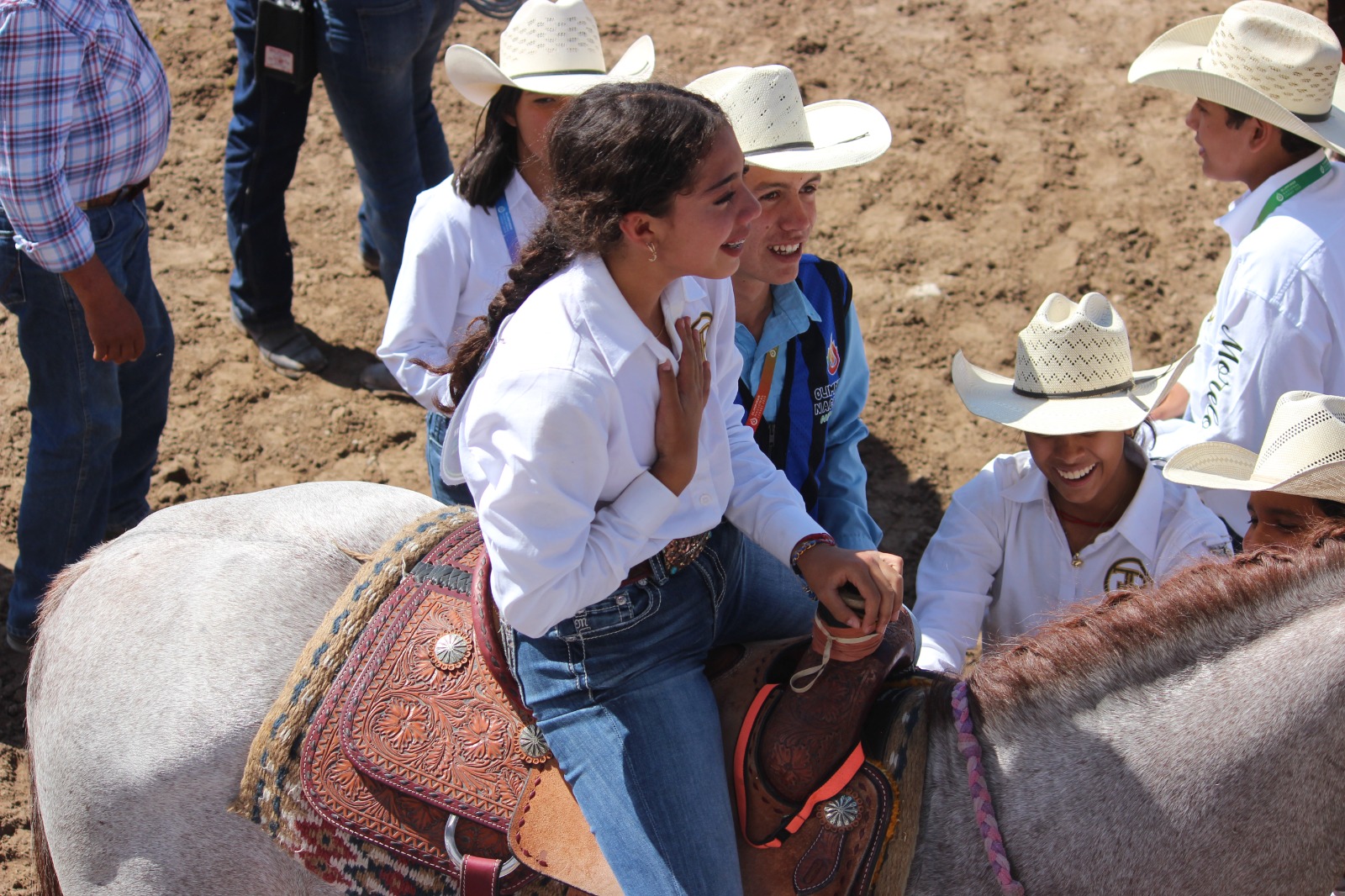 Atletas de Morelos celebran medallas en rodeo durante Olimpiada Nacional Conade