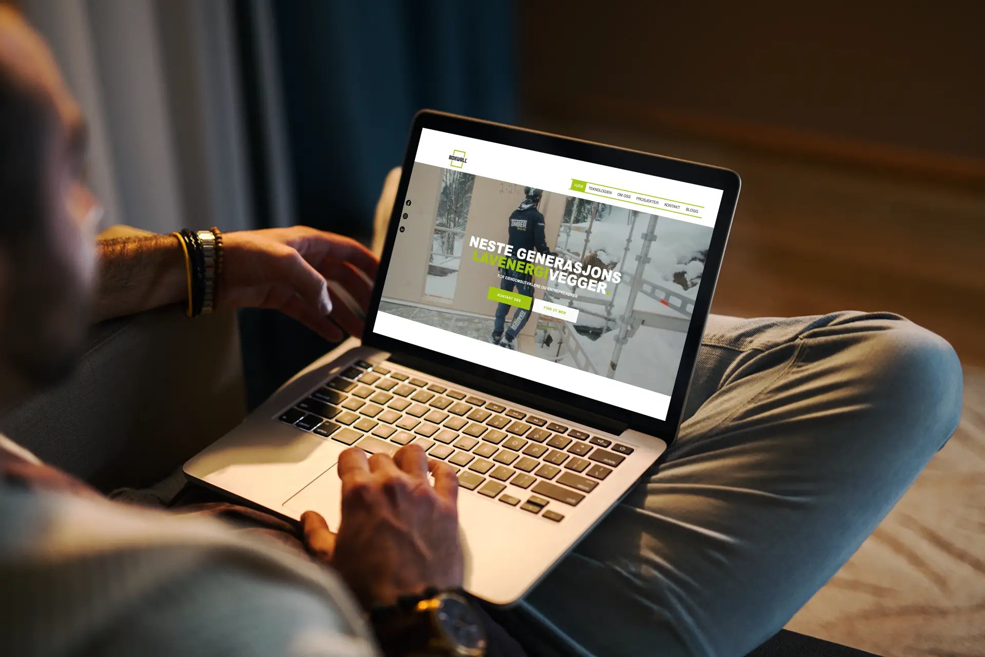 Hjemmeside eller Facebook-side – mobil og laptop med nettside og sosiale medier