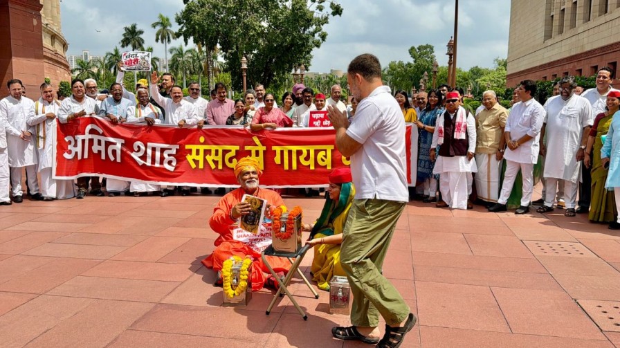 संसद में ‘चढ़ावा चोर’ बने पप्पू यादव! राहुल-डिंपल ने भी दिया साथ| खूब चला हाई वोल्टेज ड्रामा जब दानपात्र छोड़कर भागे, फिर पकड़े गए  पूर्णिया MP