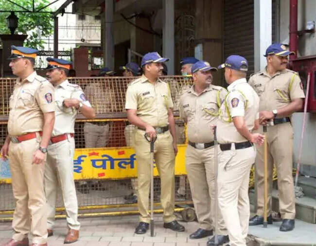 मुंबई में नौसेना परिवार की दिल दहला देने वाली मौत! बच्चों को जहर देने का शक| नाविक, उनकी पत्नी और दो छोटे बच्चों के शव बरामद