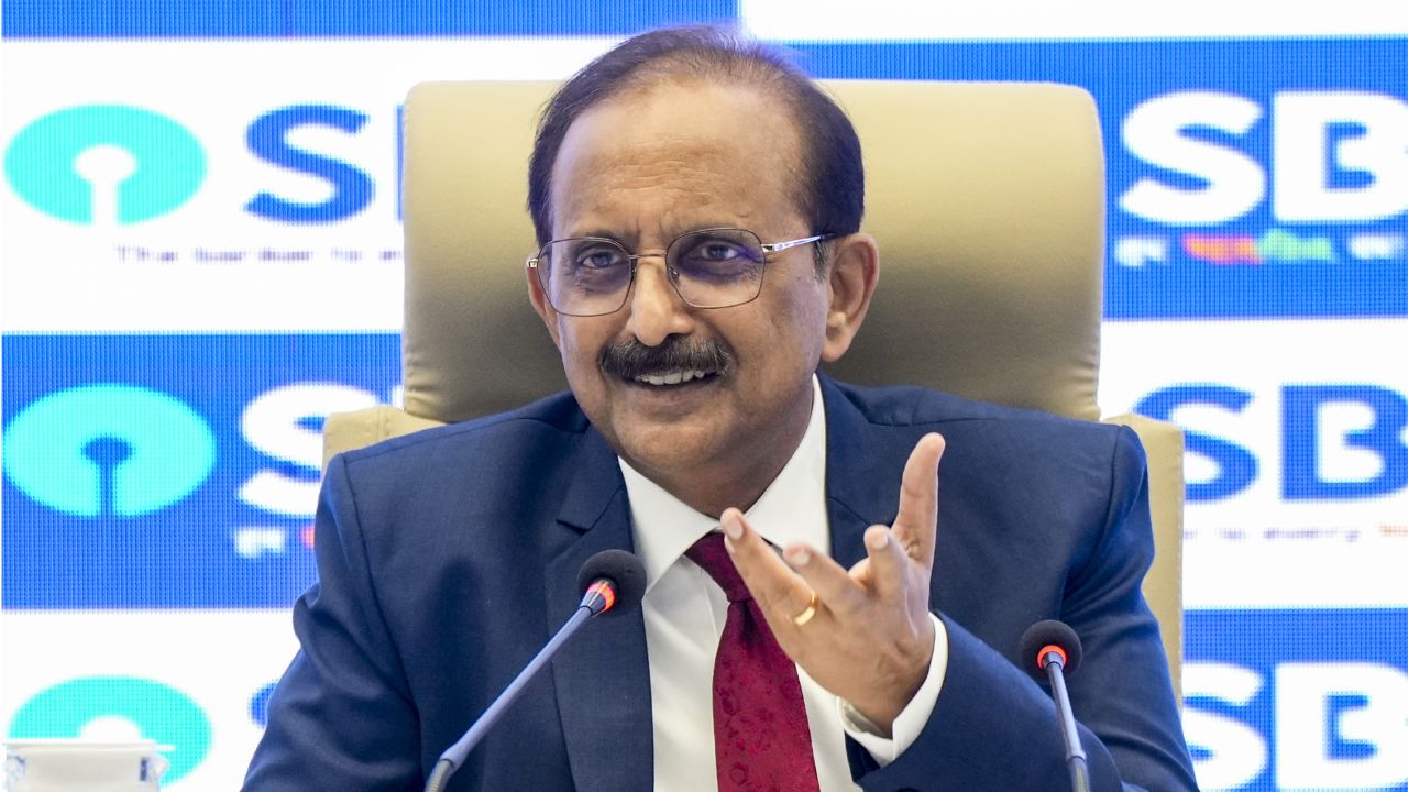 SBI का बड़ा झटका! 1 अक्टूबर से ATM से पैसा निकालना होगा महंगा, जानें आप पर क्या असर पड़ेगा