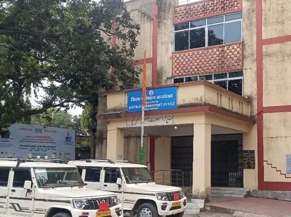 Bihar MVI Attack बिहार में बेखौफ बालू माफिया: MVI को घेरकर पीटा, जान से मारने की धमकी; एक गिरफ्तार