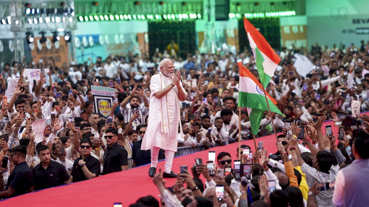 PM मोदी ने क्यों बदला एंट्री का तरीका? रैंप, वर्टिकल वीडियो… क्या GenZ की नाराजगी बनेगी BJP की टेंशन?