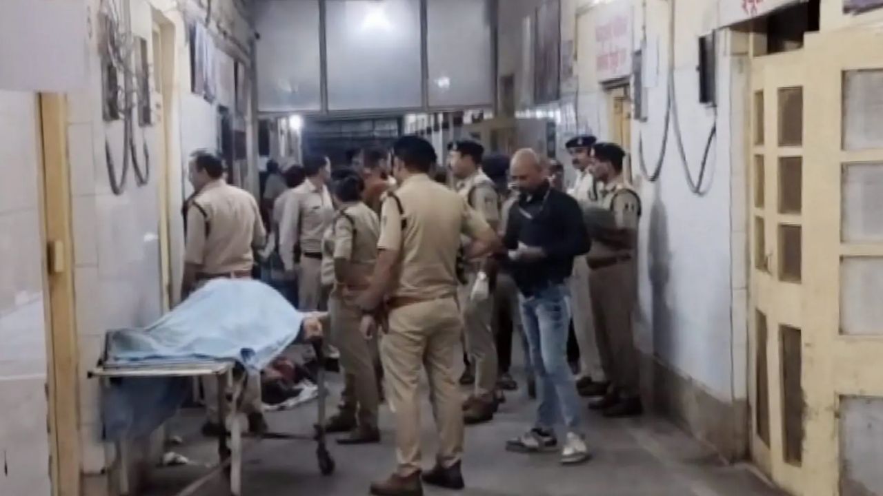 शीतला माता मंदिर दर्शन में 14 भक्तों की ट्रक से कुचलकर मौत! 2 पुलिसकर्मी समेत 30 ज़ख़्मी|अनियंत्रित ट्रक ने बैरिकेड तोड़कर रौंदा