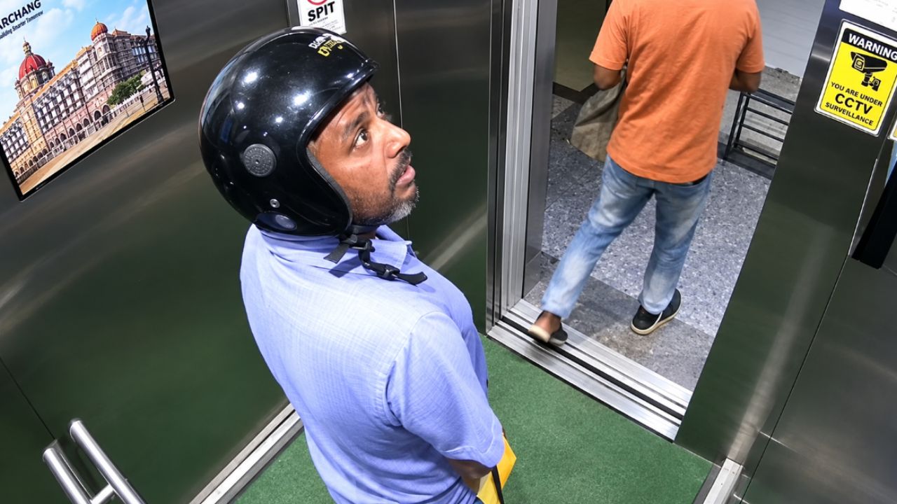 Mumbai Delivery Boy हद पार! डिलीवरी बॉय की ऐसी घिनौनी हरकत |लिफ्ट के भीतर पहले पेशाब किया फिर उसी पेशाब को पी गया