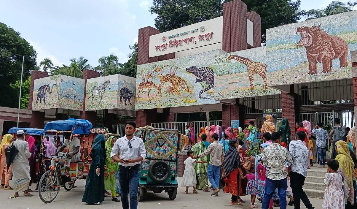 ভ্যাপসা গরমেও রংপুরে বিনোদন কেন্দ্রগুলোতে মানুষের ভিড়