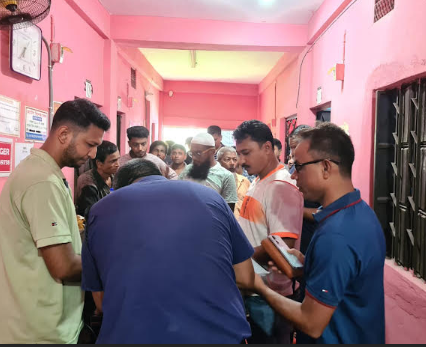 হোটেলকক্ষে পুলিশ সদস্যের ঝুলন্ত মরদেহ, রক্তাক্ত অবস্থায় দরজা খুললেন স্ত্রী!