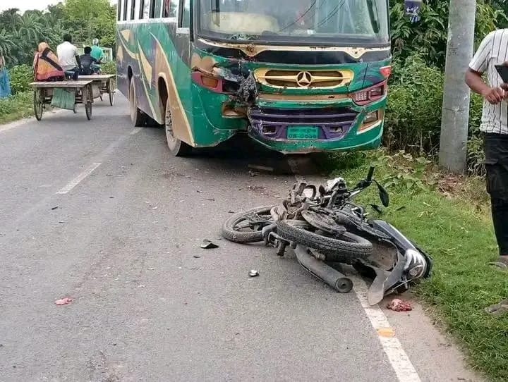 পার্বতীপুরে বাস-মোটরসাইকেলের মুখোমুখি সংঘর্ষে নিহত ১