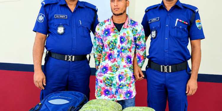 পার্বতীপুর রেলওয়ে পুলিশের অভিযানে ৫ কেজি গাঁজাসহ যুবক গ্রেপ্তার