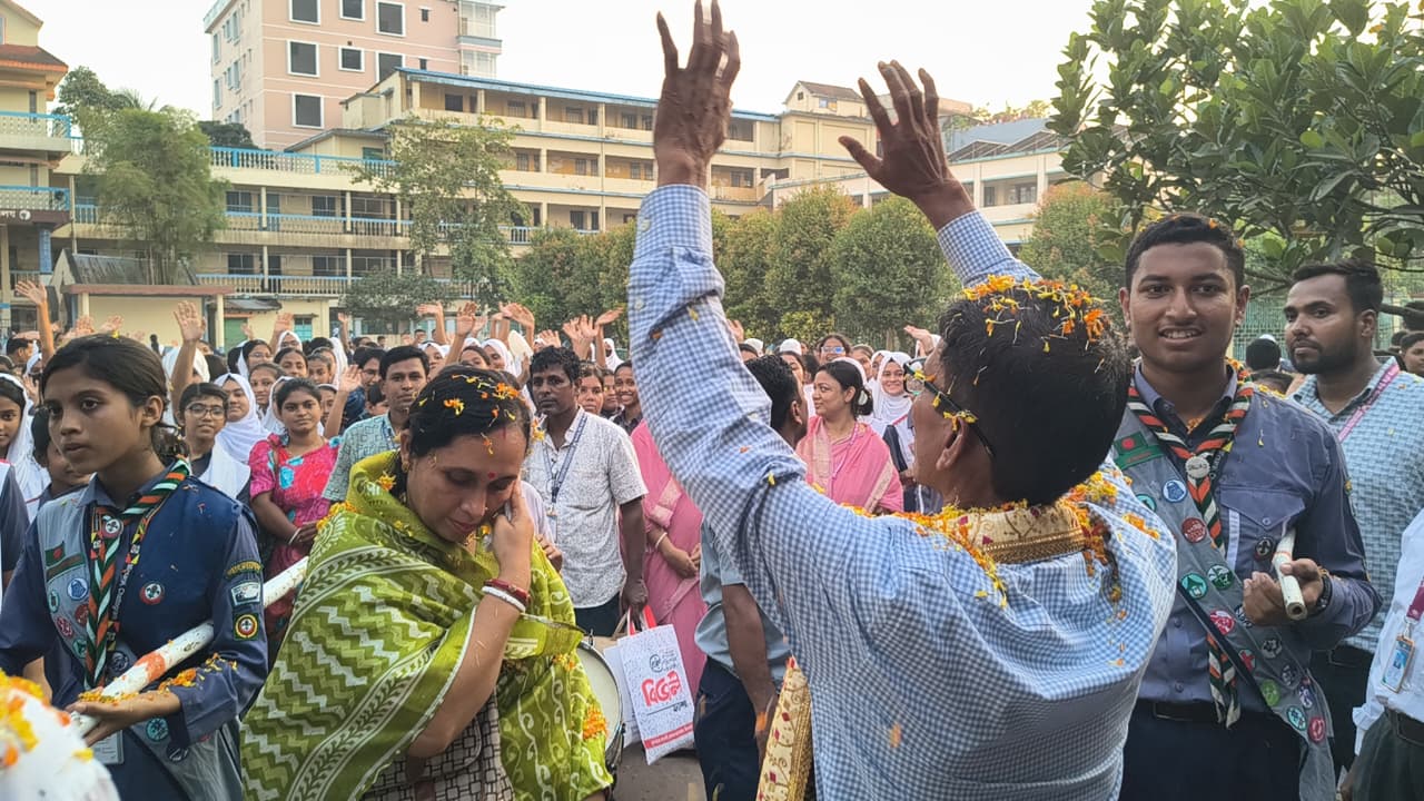 ২৬ বছর শিক্ষকতা শেষে বিদায়, বিদ্যালয়ে আবেগঘন পরিবেশ