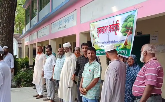 কালিহাতীতে এসএসএসের উদ্যোগে শিক্ষার্থীদের মাঝে বৃক্ষের চারা বিতরণ