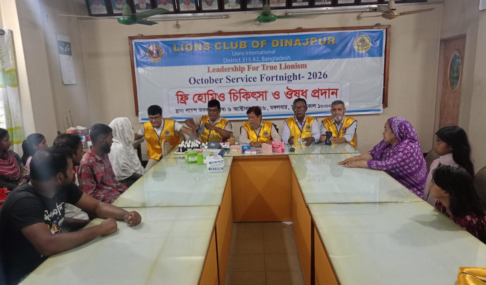 অক্টোবর সেবাপক্ষ  উপলক্ষে দিনাজপুর লায়ন্স   ক্লাবের  ফ্রি হোমিও চিকিৎসা ও ঔষধ প্রদান