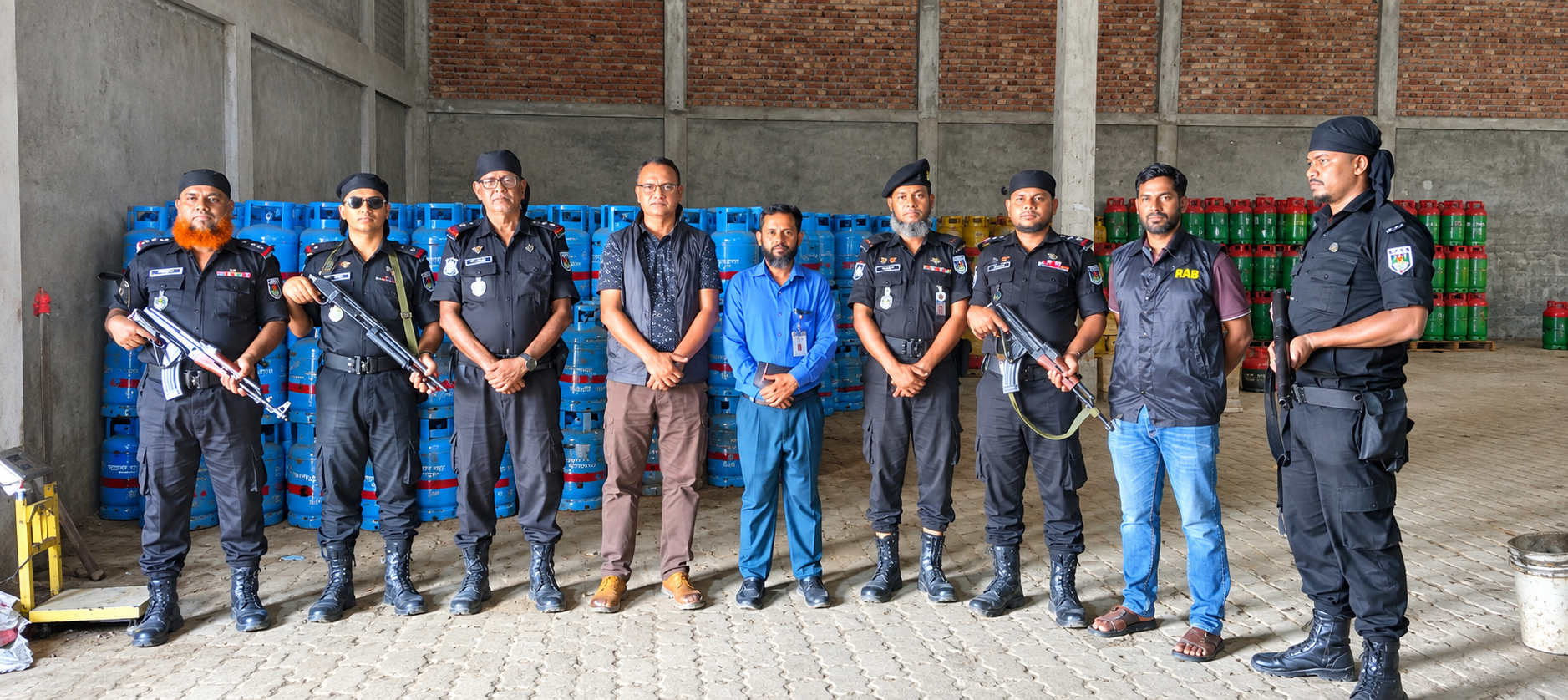 পার্বতীপুরে এলপিজির বাড়তি দাম, দুই প্রতিষ্ঠানকে ১ লাখ টাকা জরিমানা