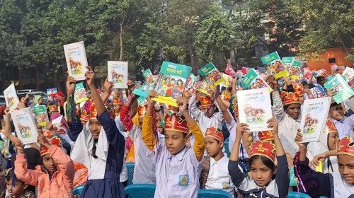 নতুন বছরের প্রথম দিনে বই উৎসবে মেতেছে শিক্ষার্থীরা